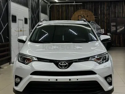 Toyota RAV4 2018 года за 14 070 000 тг. в Уральск – фото 2