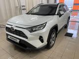 Toyota RAV4 2020 года за 15 300 000 тг. в Атырау – фото 2