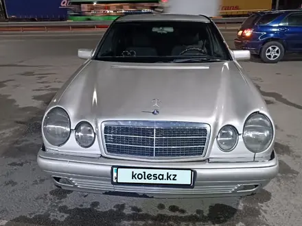 Mercedes-Benz E 230 1997 года за 2 300 000 тг. в Алматы – фото 4