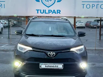 Toyota RAV4 2018 года за 12 900 000 тг. в Караганда