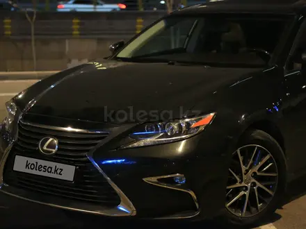 Lexus ES 250 2017 года за 14 300 000 тг. в Алматы – фото 2