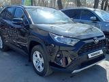 Toyota RAV4 2021 года за 18 200 000 тг. в Алматы – фото 3