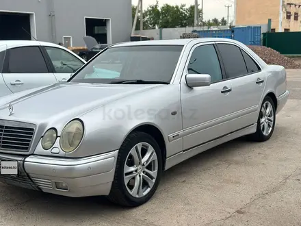 Mercedes-Benz E 320 1998 года за 3 950 000 тг. в Астана – фото 2