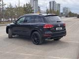 Volkswagen Touareg 2011 года за 10 990 000 тг. в Астана – фото 2