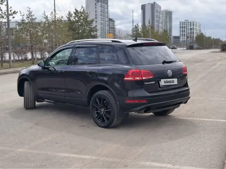 Volkswagen Touareg 2011 года за 10 990 000 тг. в Астана – фото 2