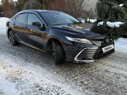 Toyota Camry 2023 года за 18 500 000 тг. в Алматы – фото 2