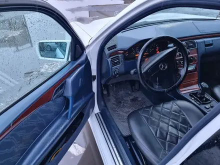 Mercedes-Benz E 280 1996 года за 2 600 000 тг. в Петропавловск – фото 12