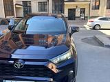 Toyota RAV4 2021 года за 17 500 000 тг. в Караганда – фото 2