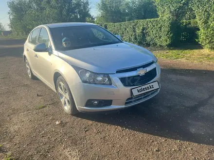 Chevrolet Cruze 2012 года за 3 700 000 тг. в Уральск – фото 2