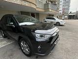 Toyota RAV4 2021 года за 17 350 000 тг. в Алматы – фото 2