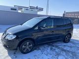 Volkswagen Touran 2010 года за 1 850 000 тг. в Уральск – фото 2