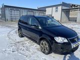 Volkswagen Touran 2010 года за 1 850 000 тг. в Уральск – фото 4