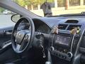 Toyota Camry 2014 года за 6 600 000 тг. в Актобе – фото 10