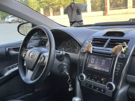 Toyota Camry 2014 года за 6 600 000 тг. в Актобе – фото 10