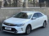 Toyota Camry 2017 года за 11 950 000 тг. в Шымкент – фото 2