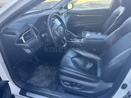 Toyota Camry 2018 года за 11 500 000 тг. в Семей – фото 3
