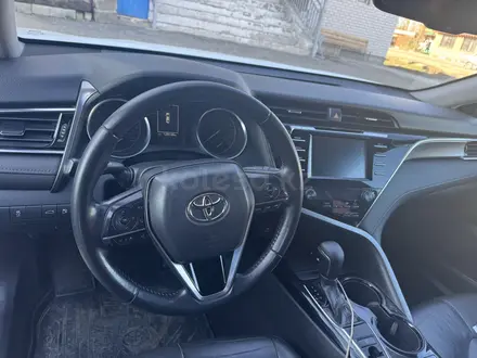 Toyota Camry 2018 года за 11 500 000 тг. в Семей – фото 2