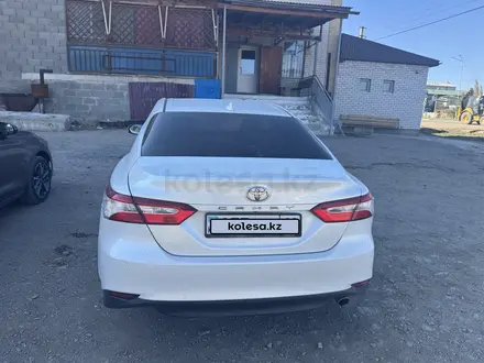 Toyota Camry 2018 года за 11 500 000 тг. в Семей – фото 4