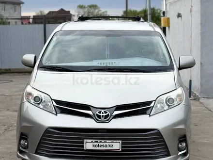 Toyota Sienna 2015 года за 9 000 000 тг. в Уральск