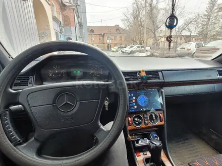 Mercedes-Benz E 220 1995 года за 1 240 000 тг. в Усть-Каменогорск – фото 4