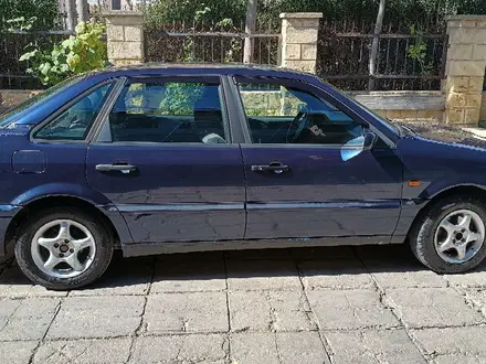 Volkswagen Passat 1995 года за 1 600 000 тг. в Актау – фото 12