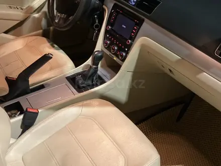 Volkswagen Passat 2012 года за 4 500 000 тг. в Атырау – фото 6