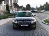 Skoda Superb 2018 года за 11 100 000 тг. в Алматы – фото 2