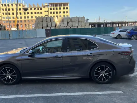 Toyota Camry 2022 года за 9 800 000 тг. в Атырау – фото 4