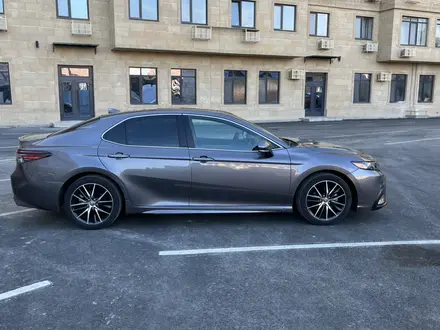 Toyota Camry 2022 года за 9 800 000 тг. в Атырау – фото 3