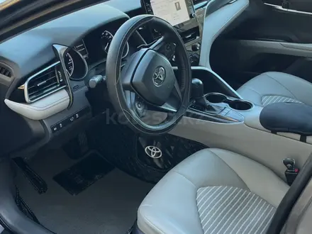 Toyota Camry 2022 года за 9 800 000 тг. в Атырау – фото 8