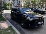 Toyota Highlander 2018 года за 13 900 000 тг. в Алматы – фото 3