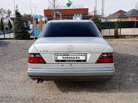 Mercedes-Benz E 220 1994 года за 3 800 000 тг. в Алматы – фото 6