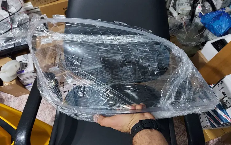 Стекло фары на W164 mercedes, ML до рестайлинг за 52 000 тг. в Астана