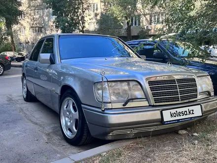 Mercedes-Benz E 320 1994 года за 3 800 000 тг. в Алматы – фото 3