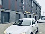 Volkswagen Golf 2006 годаүшін2 500 000 тг. в Атырау