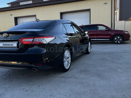 Toyota Camry 2019 года за 13 700 000 тг. в Атырау – фото 2