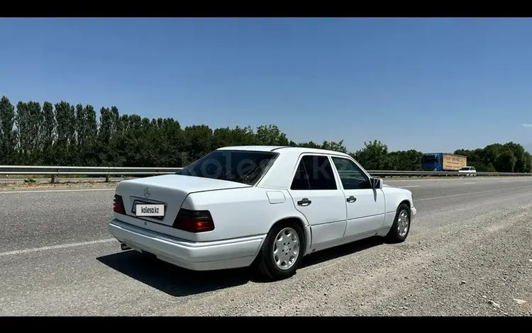Mercedes-Benz E 260 1990 года за 1 850 000 тг. в Байконыр