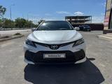 Toyota Camry 2022 года за 13 500 000 тг. в Атырау – фото 3