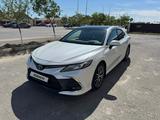 Toyota Camry 2022 года за 13 500 000 тг. в Атырау