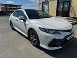 Toyota Camry 2022 года за 13 500 000 тг. в Атырау – фото 2