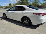 Toyota Camry 2022 года за 13 500 000 тг. в Атырау – фото 4