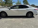Toyota Camry 2022 года за 13 500 000 тг. в Атырау – фото 5
