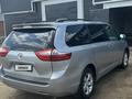 Toyota Sienna 2015 года за 10 900 000 тг. в Актобе – фото 2