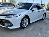 Toyota Camry 2020 года за 14 500 000 тг. в Уральск – фото 2