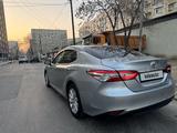 Toyota Camry 2020 года за 12 800 000 тг. в Алматы – фото 2