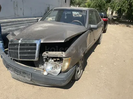 Mercedes-Benz E 200 1991 года за 440 000 тг. в Актобе – фото 2