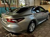 Toyota Camry 2021 года за 13 000 000 тг. в Алматы – фото 5