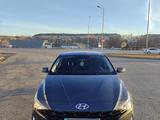 Hyundai Elantra 2022 года за 9 500 000 тг. в Уральск – фото 2