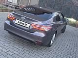 Toyota Camry 2021 года за 13 000 000 тг. в Шымкент – фото 3