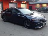 Toyota Camry 2021 года за 11 200 000 тг. в Талдыкорган – фото 2